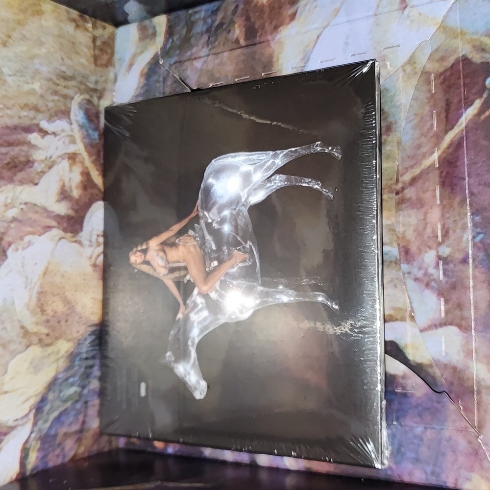 Beyoncé Renaissance Box Set Pose 2 and CD - Picture 2 of 3